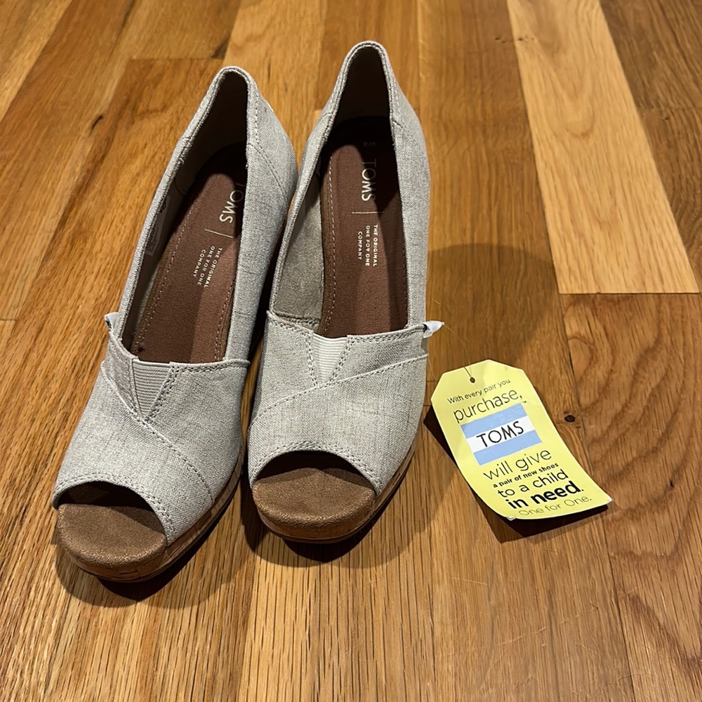 New with tags Tom’s open toe wedges